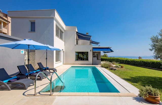 Stunning private villa for 10 guests with WIFI, A/C, private pool, TV and terrace