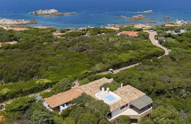 Stunning private villa for 9 guests with A/C, WIFI, TV, patio and pets allowed