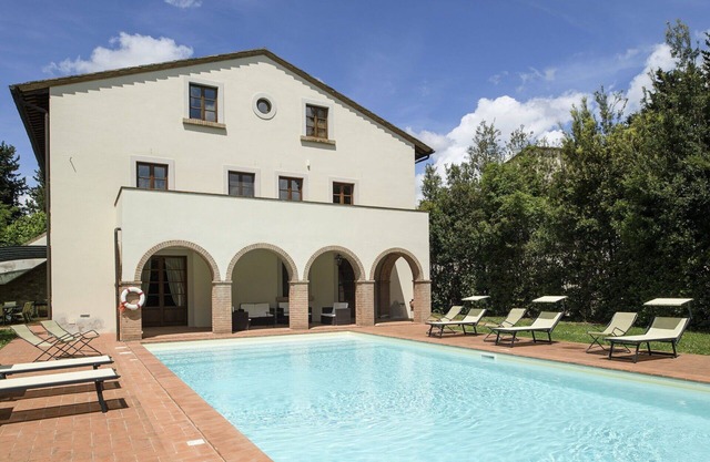 Stunning private villa for 10 guests with A/C, hot tub, private pool, WIFI, TV and patio