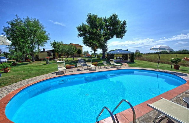 Stunning private villa with WIFI, private pool, TV, pets allowed and panoramic view, close to Ar.