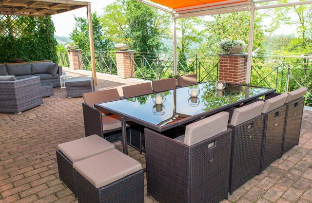 Stunning private villa with private pool, A/C, hot tub, WIFI, terrace and pets allowed