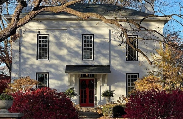 Stunning Property with loads of amenities. In ground pool, pet friendly, with photo opps galore!