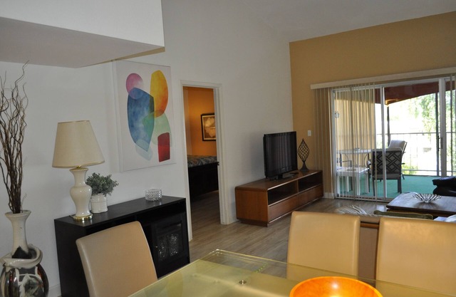 Stunning Upstairs Lakeview Condo in Phoenix