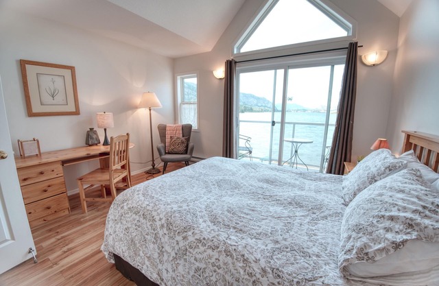 Stunning view Vaseux Lake Townhomes w/Private Beach with Kayak