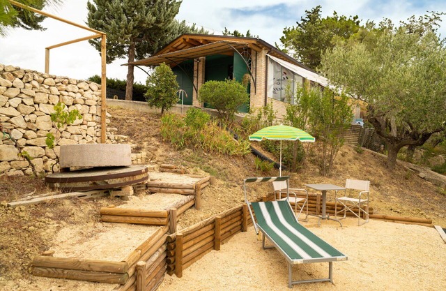 Stunning villa for 4 guests with hot tub, A/C, WIFI, patio, pets allowed and panoramic view