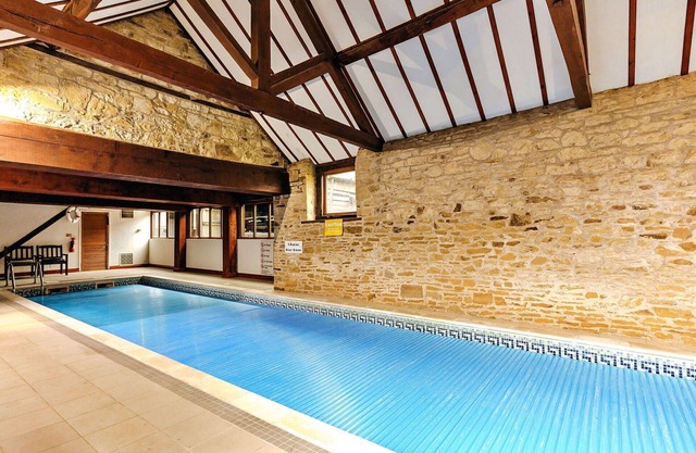 Stunning villa for 4 guests with WIFI, pool