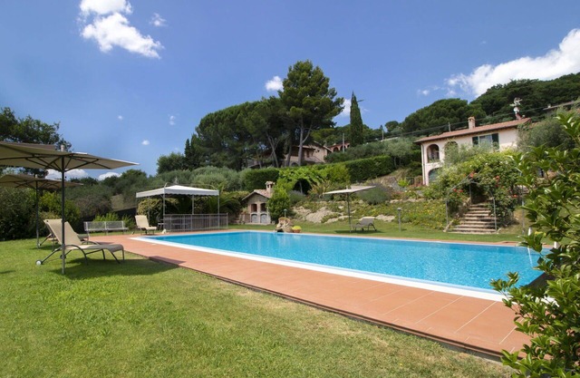 Stunning villa for 4 guests with A/C, private pool, WIFI, hot tub, TV and patio