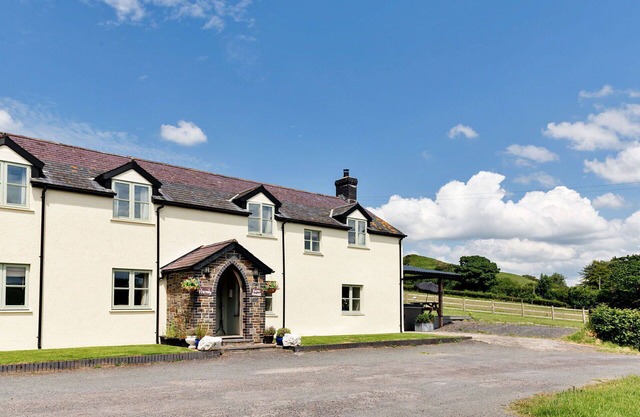 Stunning villa for 12 people with hot tub, WIFI and pets allowed