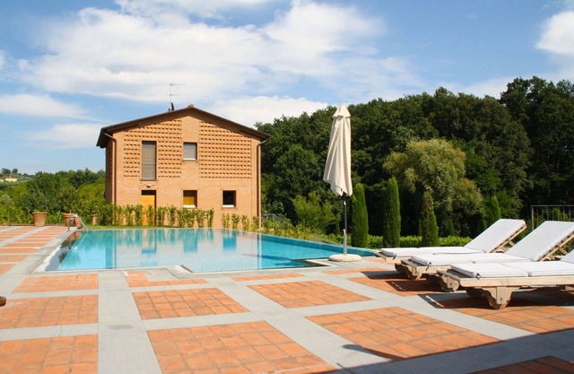 Stunning villa with WIFI, private pool, TV, patio, pets allowed and panoramic view, close to Lu.