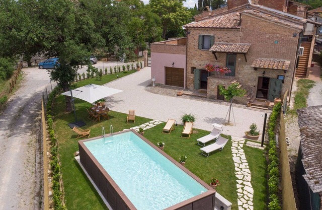 Stunning villa with WIFI, hot tub, private pool, sauna, A/C, TV, patio, close to Montepulciano