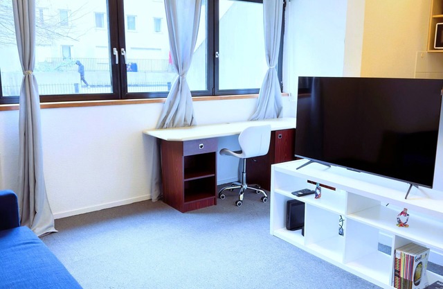 Stylish 1-Bedroom Apartment with Private Terrace - 4 minutes from the Metro,