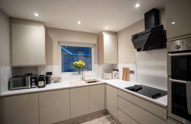 Stylish 2-Bed Apartment with Parking & City Access