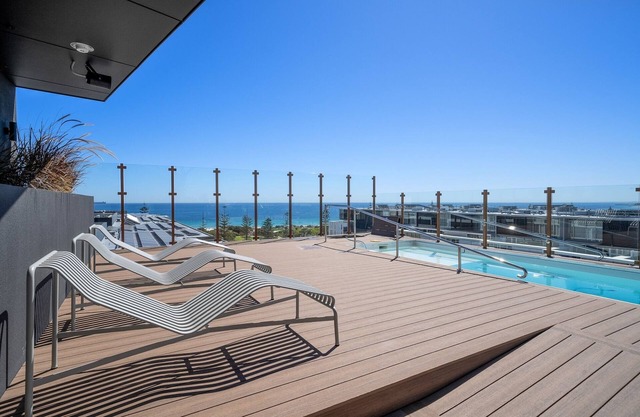 Stylish 2-Bed Unit with Views & Rooftop Access