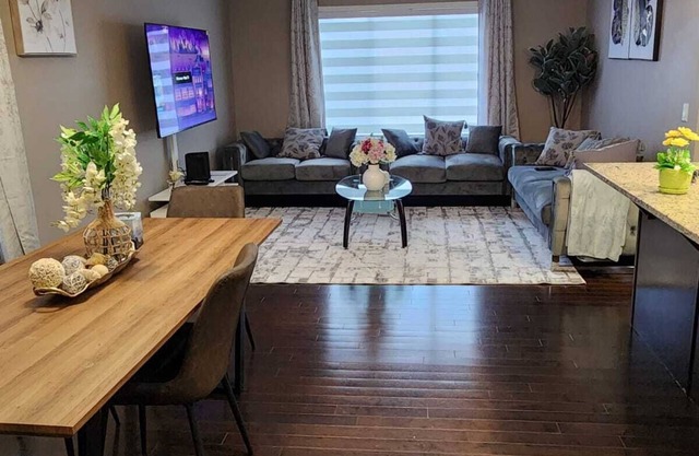 Stylish 2-bedroom house in a quiet neighborhood. Very family friendly and comfy