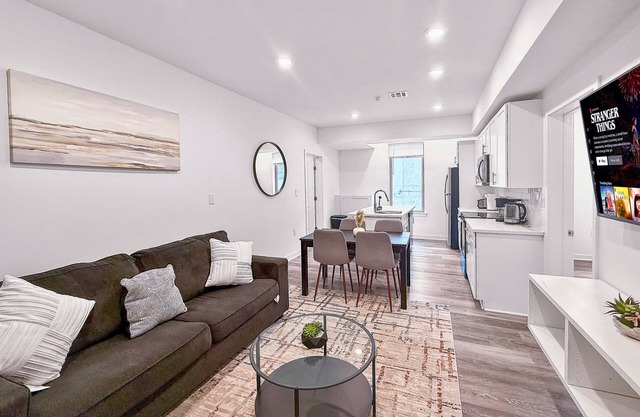 Stylish 2 BR | Fits 6 Guests | Northern Liberties