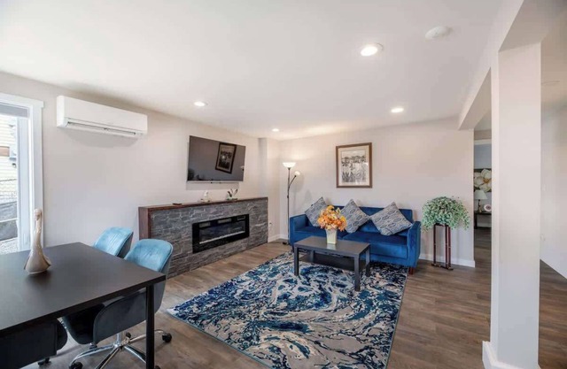 Stylish 2B1B Lower unit @ Prime Capitol Hill Spot