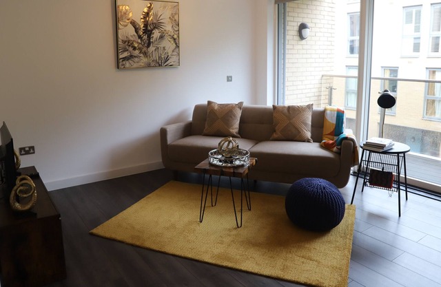 Stylish 2bed apartment with parking on site
