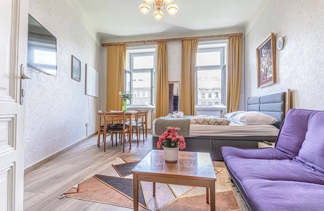 Stylish 2BR Apt Garden Modern Comforts