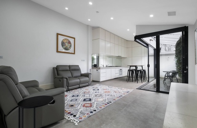 Stylish 2BR House, Walk to Parks & Cafès
