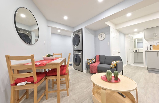 Stylish 2BR: w/free parking & streaming!