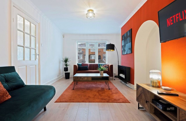 Stylish 3 bedroom, with free parking and wifi