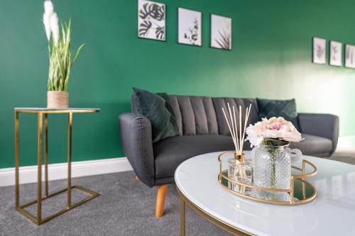 Stylish 3BR Home, Sleeps 5, Contractor Deal -Friendly, Near M25, Free Parking