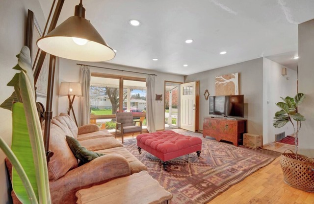 Stylish 3BR Private Home Near UIUC & Downtown