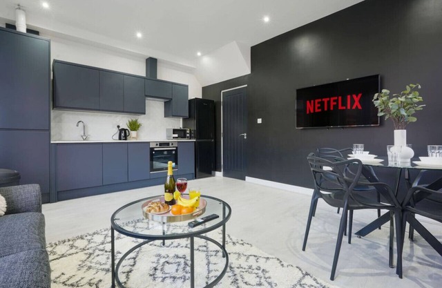 Stylish 4 bedroom 4 bathroom Flat - Free Parking