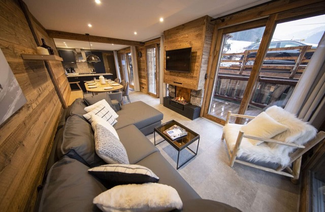 Stylish 4 Bedroom Apartment with Scandinavian Hot Tub