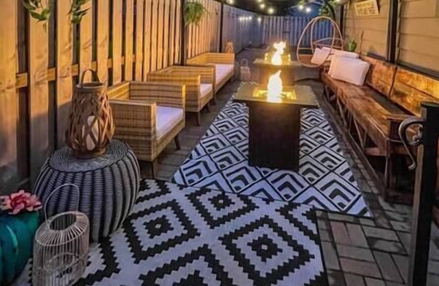 Stylish 6 Bed/3 Bath Dundee Home w/ 2 Firepits