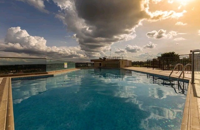 Stylish and Cozy 2-Bed Oasis with Rooftop Gym and Pool!