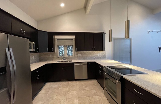 Stylish and Spacious 3b2b Smart Ranch Home near UIUC