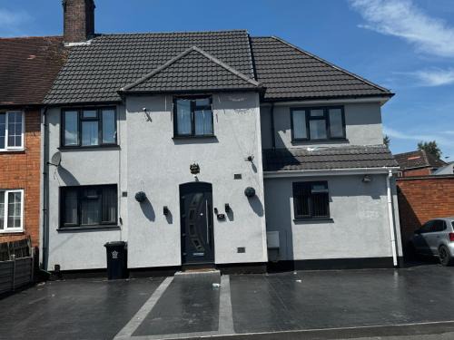 Stylish Central Home Sleeps 5 Free Parking & Patio