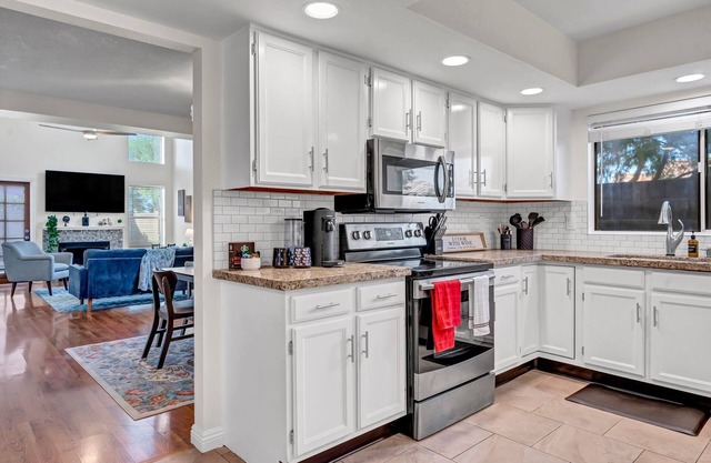 Stylish & Chic 2BR + Loft w/Private Pool & Wood Burning Fireplace