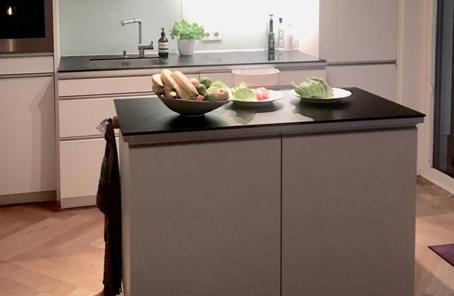 Stylish & Comfy | 5⭐️ Location + ♛Royal-Size Beds