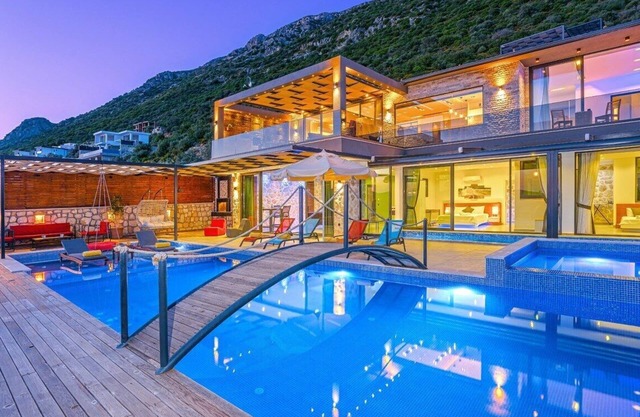 Stylish Contemporary 3 Bedroom Villa, Secluded Infinity and Heated Indoor Pool