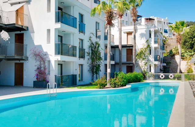 Stylish Flat w Pool n Balcony 5 min to Beach