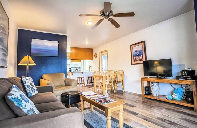 Stylish Haven - 1 Bedroom, 2 Bathrooms - Upstairs Condo Blocks From Downtown