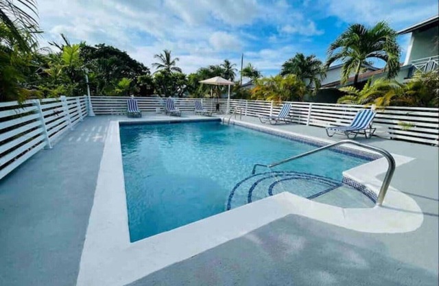 Stylish Insta-worthy APT steps from Holetown