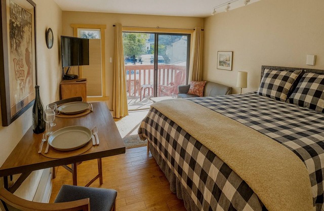 Stylish King Bed Studio – Ski In, 200 Steps to Lift, Walk to Main Street