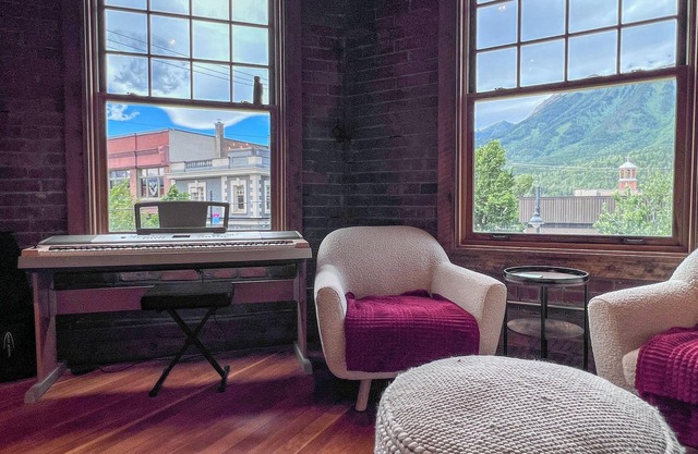 STYLISH l 3 BEDROOMS l SLEEPS 7 ADULTS l DOG FRIENDLY