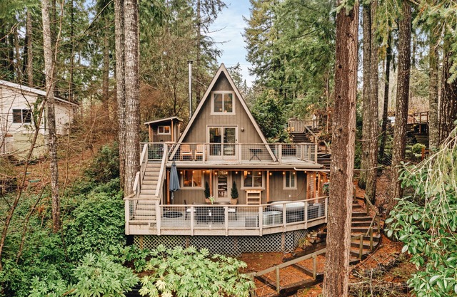 Stylish Lakefront Cabin Retreat, Sauna/Hot tub & Cold Plunge