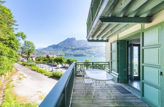 "Stylish Loft" with view/private access to Annecy Lake