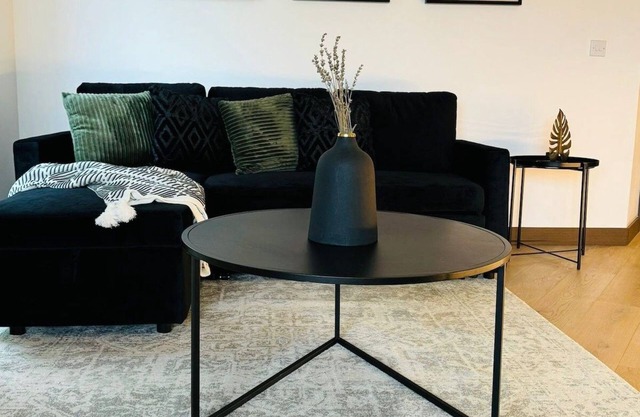 Stylish Maidstone Apt – Private Parking Included