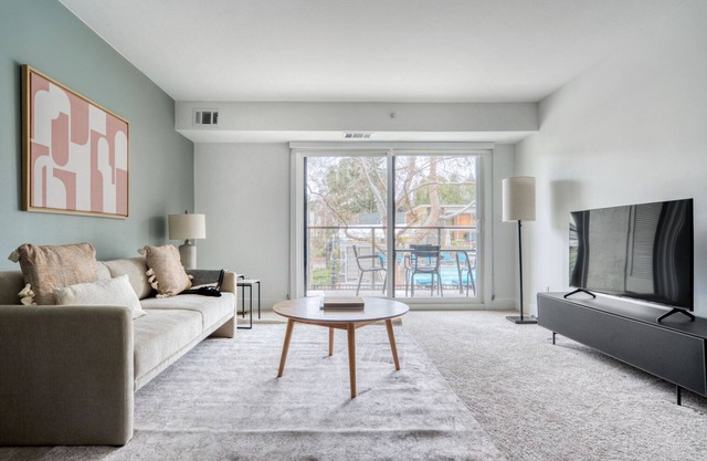 Stylish Menlo Park 1BR w/Gym, Pool & W/D, nr shops, by Blueground