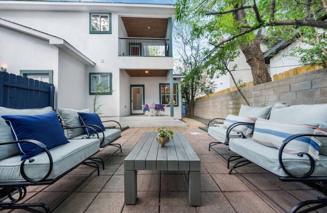 Stylish + Modern 4-bedroom, 10 minutes to Downtown
