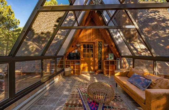 Stylish Mountain Chalet + Walk to Slopes + Fireplace