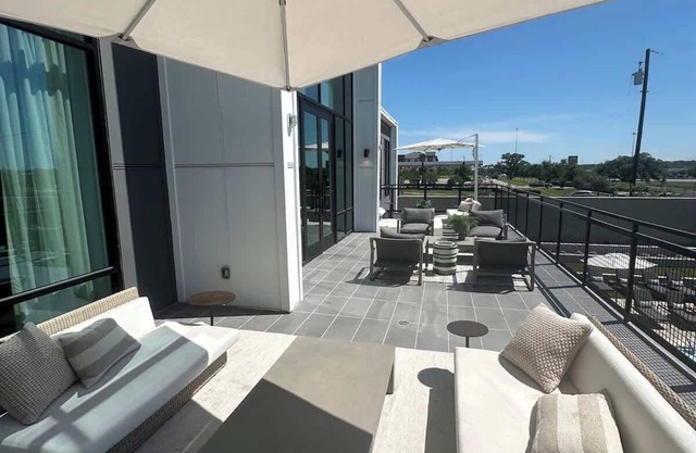 Stylish North Austin Stay | Pool, Gym & Workspace