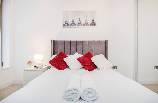 Stylish North Greenwich Townhouse Near O2 & River – Sleeps 4