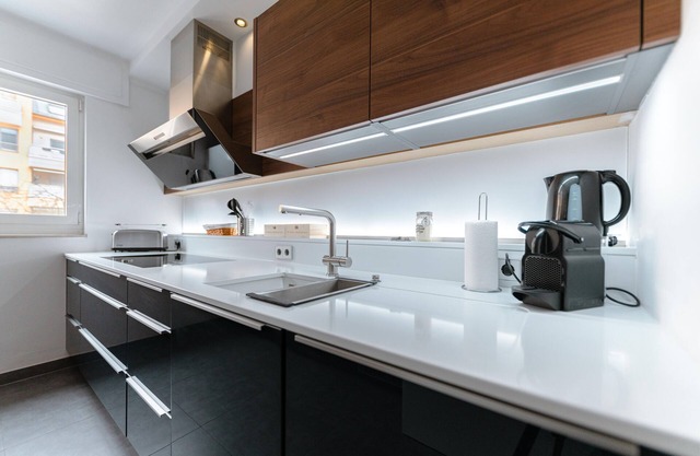 Stylish Open 1BR Apt in Cents w Balcony